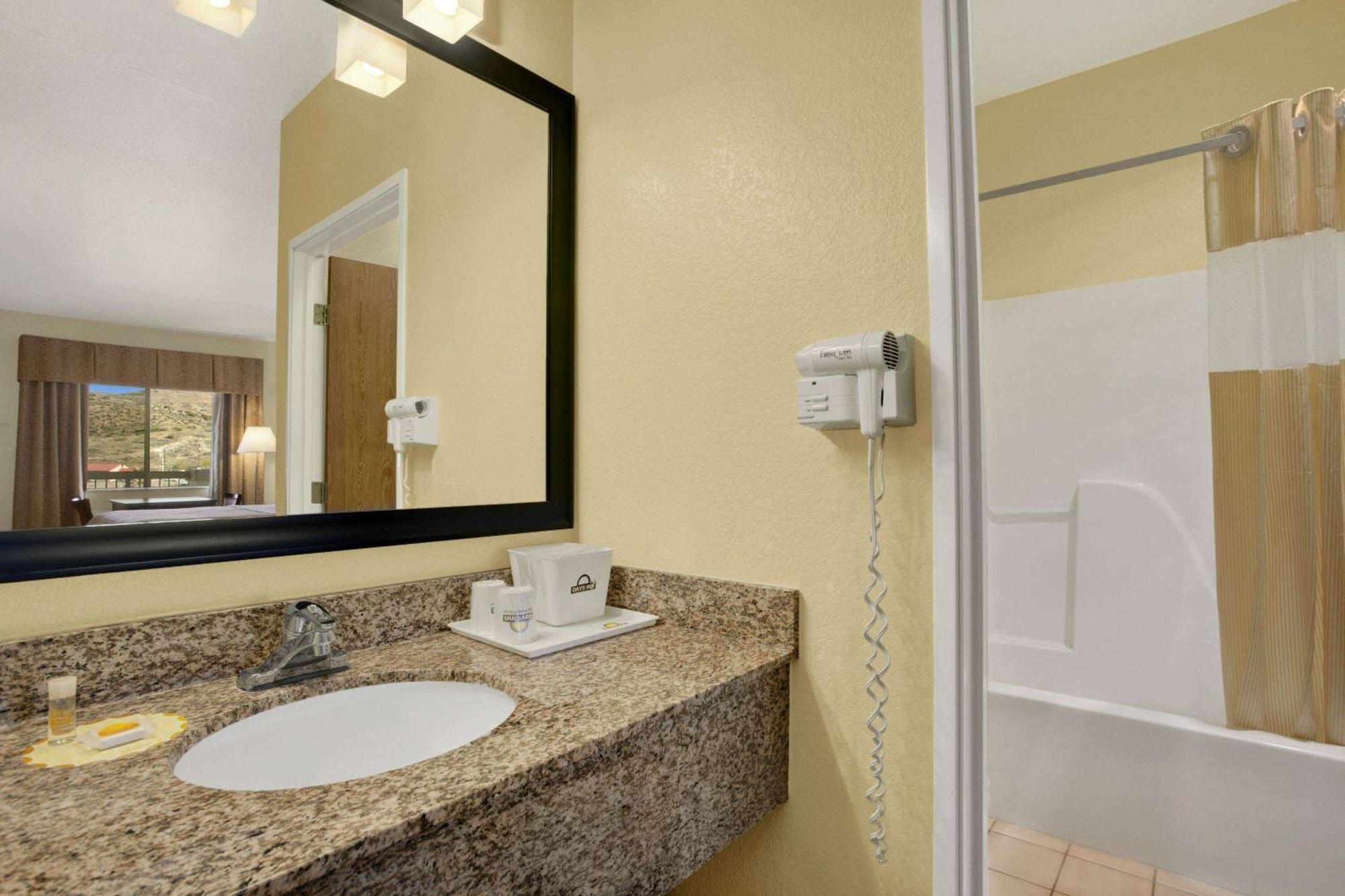 Days Inn By Wyndham Globe Exteriér fotografie
